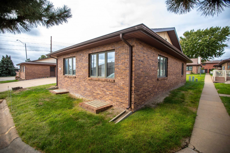 110 39th Street B-3, Kearney, Nebraska 68847, 2 Bedroom Bedrooms, 0 ,2 BathroomBathrooms,Residential,For Sale,39th Street B-3,0,20261439
