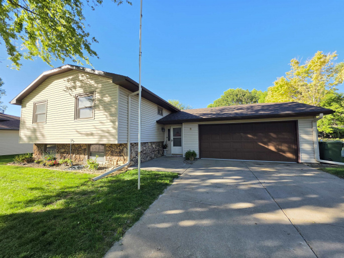 8 Maplewood Place, Kearney, Nebraska 68847, 3 Bedroom Bedrooms, 0 ,2 BathroomBathrooms,Residential,For Sale,Maplewood Place,0,20261449