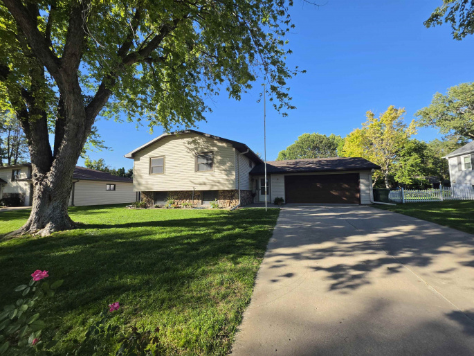 8 Maplewood Place, Kearney, Nebraska 68847, 3 Bedroom Bedrooms, 0 ,2 BathroomBathrooms,Residential,For Sale,Maplewood Place,0,20261449