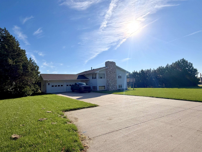 300 Shore Drive, Hastings, Nebraska 68901, 3 Bedroom Bedrooms, 0 ,3 BathroomBathrooms,Residential,For Sale,Shore Drive,0,20261464