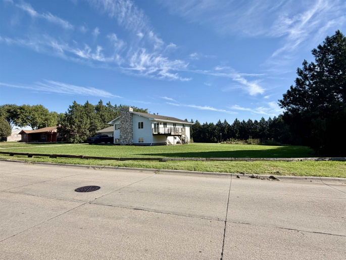 300 Shore Drive, Hastings, Nebraska 68901, 3 Bedroom Bedrooms, 0 ,3 BathroomBathrooms,Residential,For Sale,Shore Drive,0,20261464