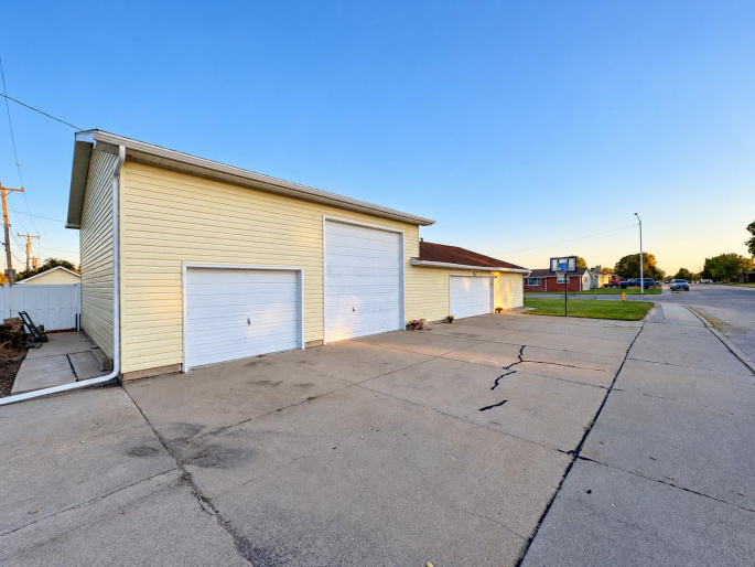 3217 2nd Street, North Platte, Nebraska 69101, 3 Bedroom Bedrooms, 0 ,4 BathroomBathrooms,Residential,For Sale,2nd Street,0,20261541